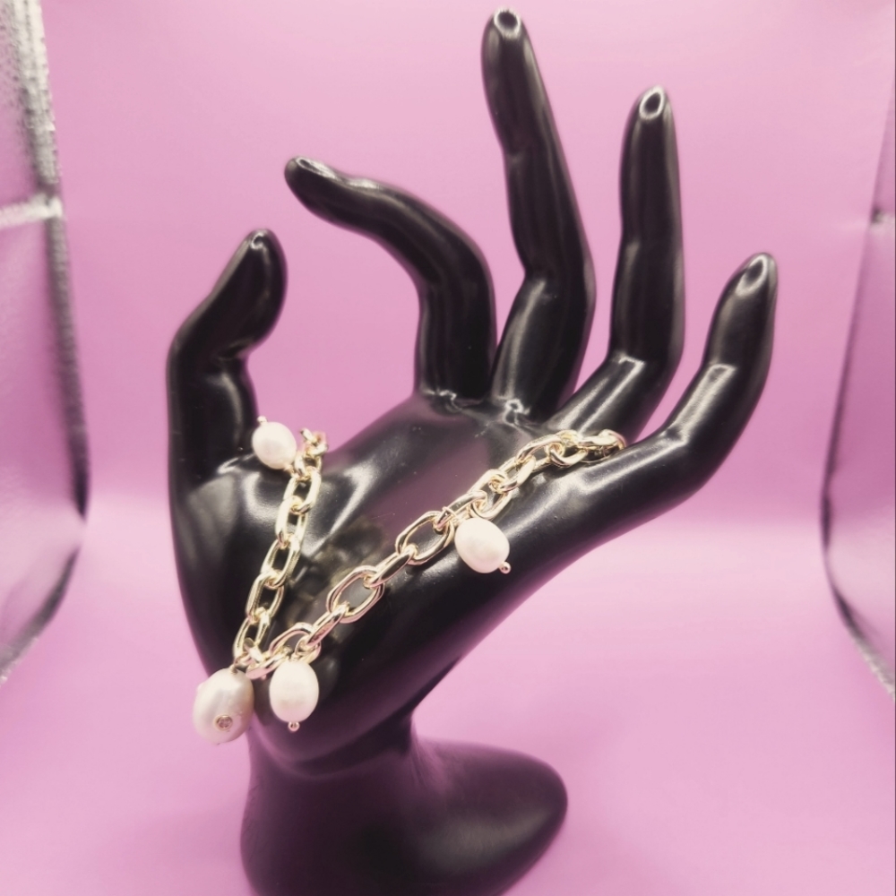 Ladies pearl bracelet